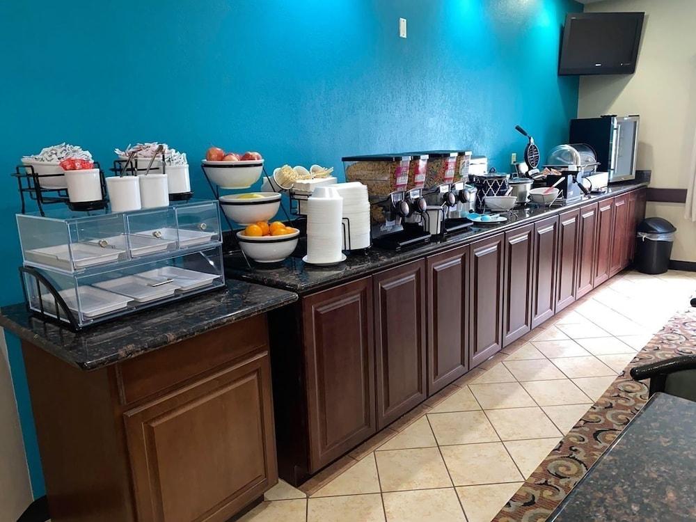 Super 8 By Wyndham Great Bend Otel Dış mekan fotoğraf