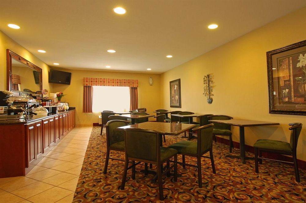 Super 8 By Wyndham Great Bend Otel Restoran fotoğraf