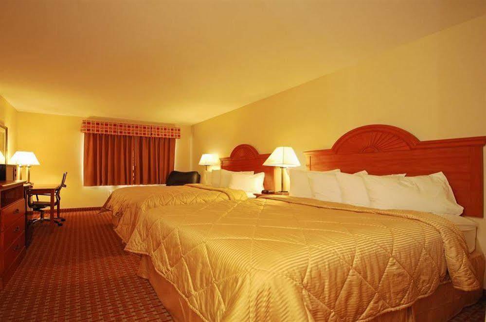 Super 8 By Wyndham Great Bend Otel Dış mekan fotoğraf